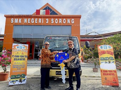 Perluas Manfaat ke Penjuru Negeri, KTB Mendonasikan Mitsubishi Fuso Colt Diesel Kepada SMK Negeri 3 Sorong