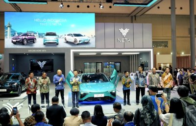 Mr. JinHon Ling, Managing Director PT . NEV Auto Mobil - Mr. Hartono Sohor, Chairman PT. Arista Group - Mr. Denny Siregar, Presiden Direktur PT Handal Indonesia Motor - Mr. Wang Chengjie, Vice President of NETA Overseas and President Director of PT NETA Auto Indonesia - Mr. Jason Ding, Deputy Managing Director of PT NETA Auto Indonesia - Mr. Alexander, President Director Maybank Indonesia Finance Mr. Afri Feder Fauzi, Chief Marketing Mandiri Tunas Finance - Mr. Raymond Tanuwibowo, Executive Vice President PT. BCA Tbk. Sesi peluncuran Neta di GIIAS 2023, disambut antusias oleh public penggemar mobil listrik.