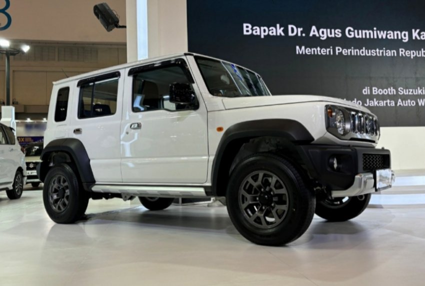 AMAZING, SUZUKI LUNCURKAN JIMNY 5-DOOR WHITE RHINO EDITION