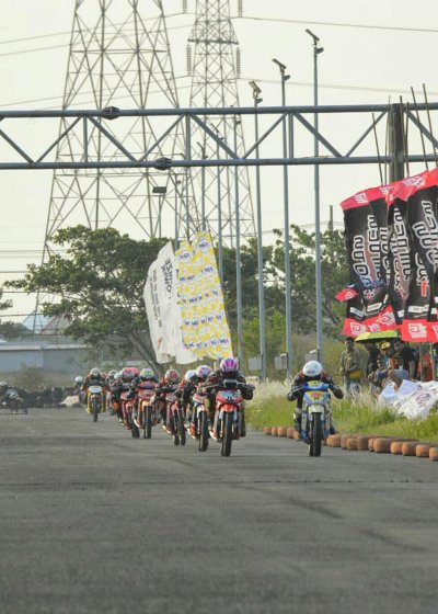 Police Enjoy Kawahara Racing Team. Biangnya racing kompetisi Pamekasan, berkembang kian dinamis.
