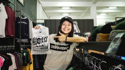 Ashila Putri Rider Srikandi Jawa Timur. Dipercaya menjadi key opinion clothing milenial Zero Heroes, Malang, sebagai strategi menyasar segmen otomotif. 