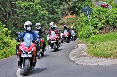 Cari_Aman Berkendara di Jalan Tanjakan dan Turunan, Begini Tekniknya