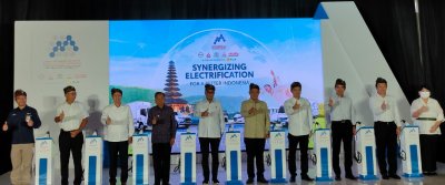 Jajaran Direksi dari “EV Smart Mobility – Joint Project” berfoto bersama dengan Mentri Perhubungan, Bapak Budi Karya Sumadi, Gubernur Bali, Bapak Wayan Koster, Direktur PLN, Bob Saril, serta perwakilan dari Dirjen KLHK dan kedutaan besar Jepang. 