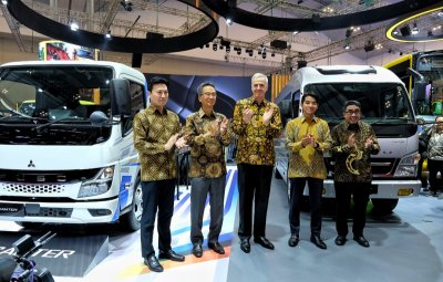 Kei Kubota Sales and Marketing Director PT. Krama Yudha Tiga Berlian Motors, Kazuo Matsunaga Chairman of The Board Mitsubishi Fuso Truck and Bus Corporation, Karl Deppen President and CEO Mitsubishi Fuso Truck and Bus Corporation, Nobukazu Tanaka President Director PT.Krama Yudha Tiga Berlian Motors dan Duljatmono Sales and Marketing Director PT. Krama Yudha Tiga Berlian Motors. Semangat rayakan 60 tahun perjalanan Canter, sebagai partner pelaku bisnis transportasi &amp; niaga di GIIAS 2023.