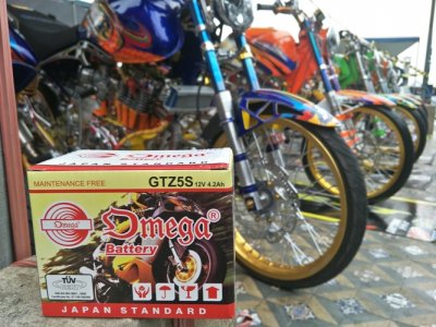 Aki Omega GTZ 5S. Ukuranya yang ramping sangat cocok untuk melengkapi kebutuhan modifikasi tema racing. 