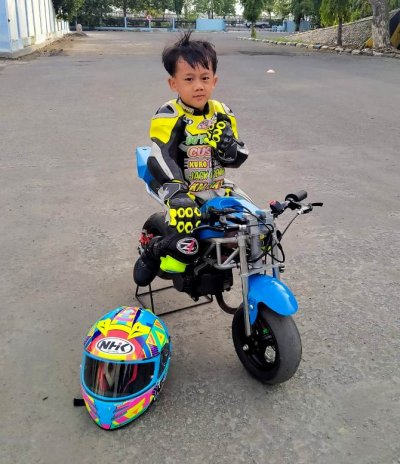 Raditya Rider Mini GP, Lamongan. Strategis, di usia yang relatif belia memulai kariernya di Mini GP &amp; dikader menjadi rider petarung angkat nama besar Lamongan.  