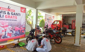 Hari Disabilitas Internasional : MPM HONDA JATIM BERIKAN LAYANAN SERVICE GRATIS GANTI OLI MESIN 100 MOTOR DIFABEL