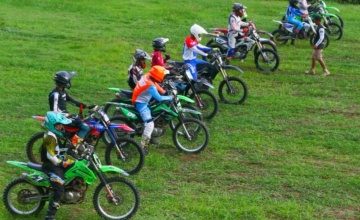 SEMANGAT & TEKAD KEDIRI SAPU BERSIH TROPHY PORPROV IX BATU, DI CABOR  GRASSTRACK !