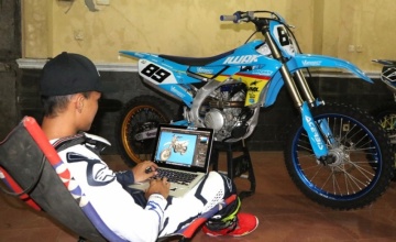 Agha Riansyah Key Opinion Aparel & Aksesories MX : INSPIRASI DARI ALAM & PAMERKAN WARNA BARU BLUE LIGHT YZ 250F