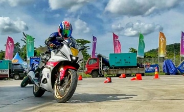 bLU cRU Fun Riding Challenge Yamaha Sunday Race Mandalika : AJANG BIKERS UMBAR POWER DI SESI TEST RIDE ALL NEW R15 CONNECTED SERIES