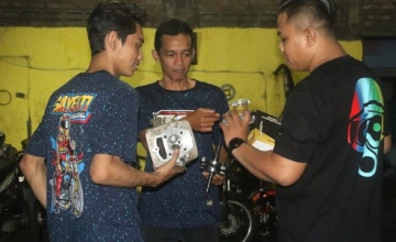 T-Shirt Iconic RAT Motorsport : OPTIMIS JADI PETUNJUK EXPANSI MEMBANGUN INDUSTRI KREATIF