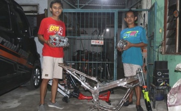 Mama Alan BM2 Racing Team, Sidoarjo : RIDER ROOKIE DRAG BIKE PENANTANG DI SPORT 2 TAK RANGKA STANDAR 155 CC