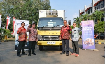 Mitsubishi Fuso Melakukan Serah Terima Unit Demo Truk Fuso Canter Cold Chain kepada PT. Pos Logistik Indonesia