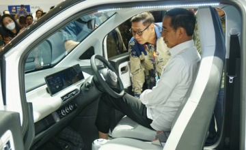 Presiden Republik Indonesia Berkunjung ke Booth Wuling Motors di IIMS 2023, Melihat & Mencoba Kenyamanan Interior Air ev